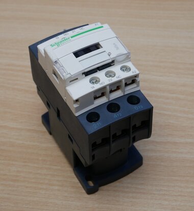 Schneider Electric LC1D25Y7 contactor 25a 1NO + 1NC 690V 50 / 60HZ