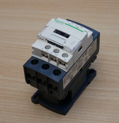 Schneider Electric LC1D25Y7 contactor 25a 1NO + 1NC 690V 50 / 60HZ