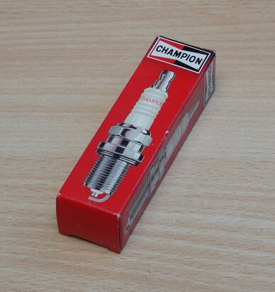 Champion DJ8J Spark Plug M14x1.25