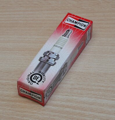 Champion J19LM Spark Plug M14x1.25