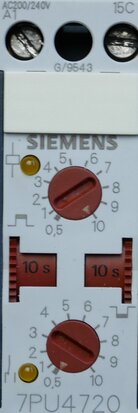 Siemens 7PU47 20-0AN20 tijdrelais 0,5h-10h 220/240VAC
