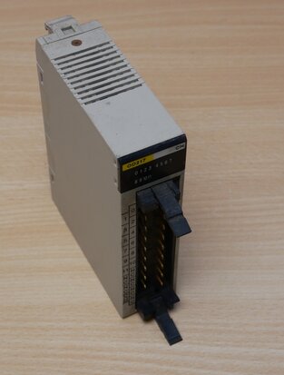 Omron C200H-OD217 output unit 5-24V DC 12 UIT