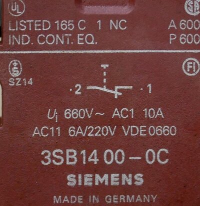 Siemens noodstop draaiontgrendeling met 2x 3SB1400-0C contact element NC