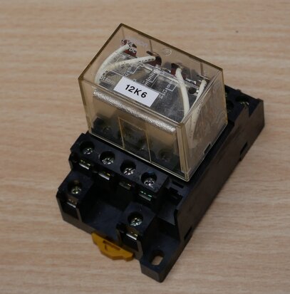 Omron LY4 plug-in relay 4 changeover contacts, 24 VDC 10 A, 4P, including relay base