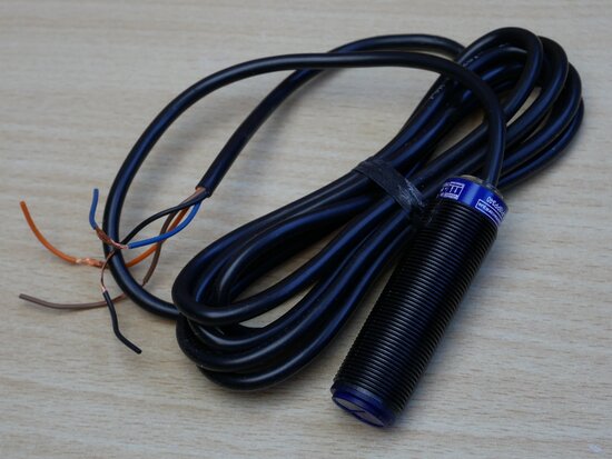 Telemecanique XU5-P18PP340 photoelectric sensor 24V DC XU5P18PP340