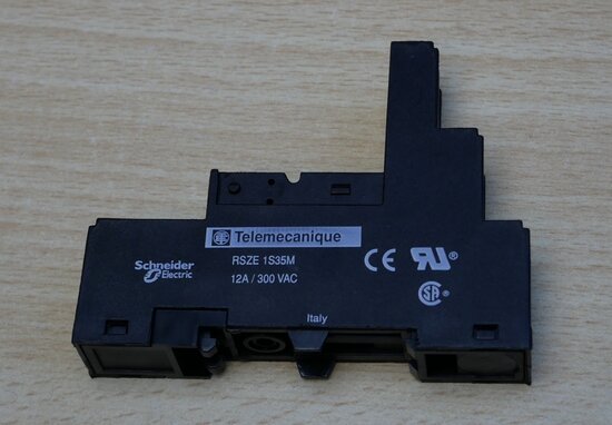 Telemecanique RSZE1S35M relay base 12A 5P