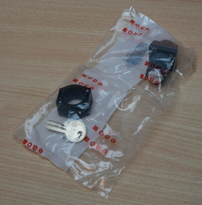 EAO-7043409-keuzenschakelaar-Sleutel-IP65