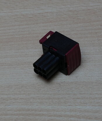 TE-Connectivity-1-965425-1-automotive-connector-6P