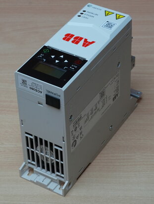 ABB 3AXD50000031863 frequentieomvormer ACS380-042C-03A3-4, 0.75 kW, 400-480 VAC