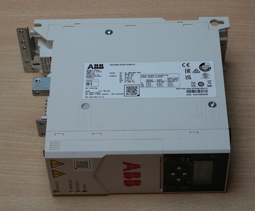 ABB 3AXD50000031863 frequentieomvormer ACS380-042C-03A3-4, 0.75 kW, 400-480 VAC