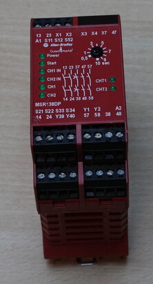 Allen Bradley MSR138DP veiligheidsrelais 24V AC/DC 440R-M23147