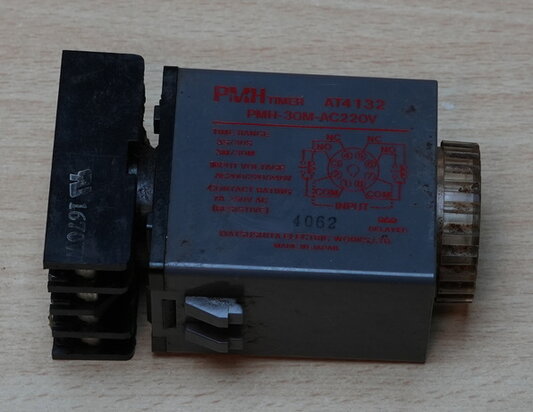 Matsushita PMH-30M-AC220V time relay AT4132 incl. relay base
