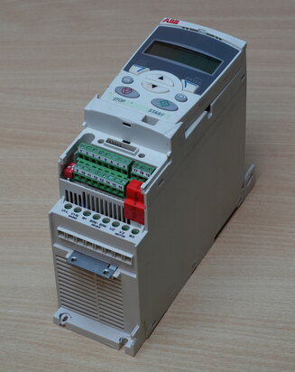 ABB ACS355-03E-04A1-4 Omvormer Aandrijving