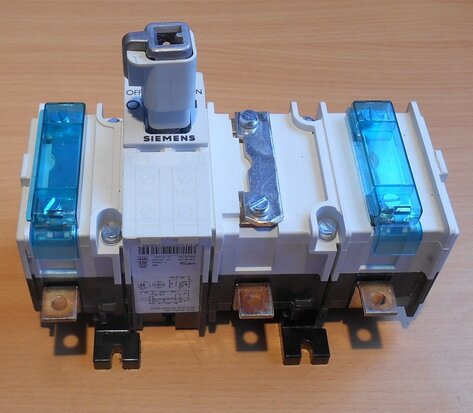 Siemens Indus. Sector disconnectors 3KA5240-1AE01 IU 125A UE 690V 4p