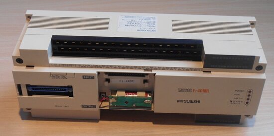Mitsubishi melsec F1-40MR PLC met een voedingsspanning AC 100/110V en 200/220V