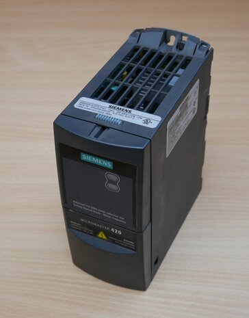 Siemens 6SE6420-2UD13-7AA1 Micromaster 420, 1 HP VS AC Drive 480V 1.2 Amp 0.37 kW