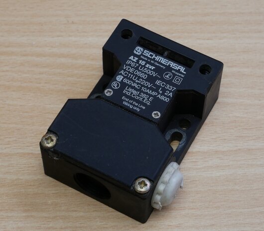 Schmersal AZ 15ZVR safety interlock switch