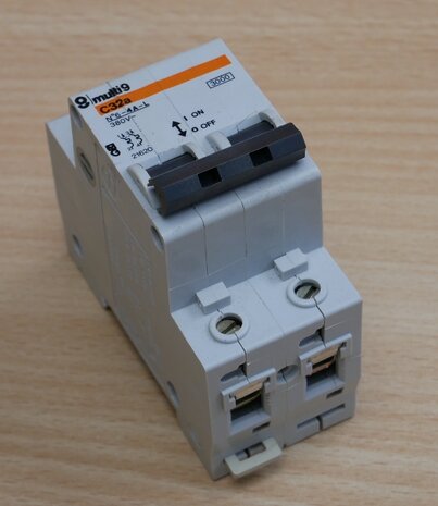 Merlin-Gerin multi9 C32a N6-4A-L circuit breaker 21620 2P