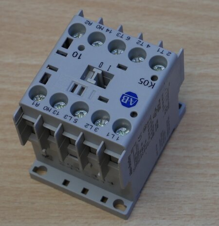 Allen Bradley 100-K05DJ10 Mini contactor 2,2KW 24VDC 1NO 3P