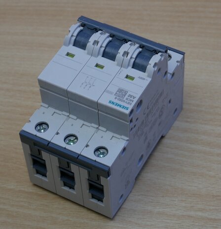 Siemens 5SY4332-5 circuit breaker A characteristic 32a 3P 400 V 10kA 5SY43325
