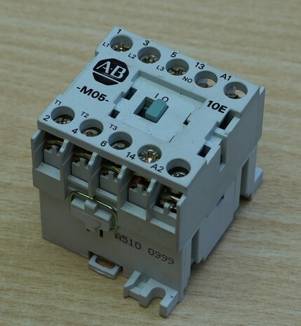 Allen Bradley 100-MO5NZ.3 SER A magneetschakelaar 3P 1NO 24 V gebruikt