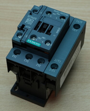 Siemens 3RT2326-1AP00 magnetic contactor 230V ac 7.5KW 15.5a 3RT23261AP00