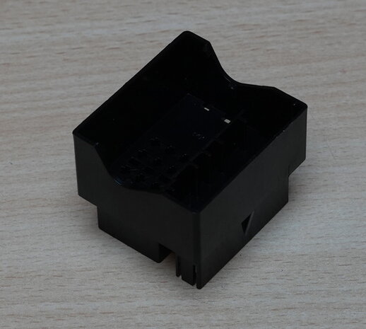 TE Connectivity / AMP 1670687-1 Automotive Connector 16P