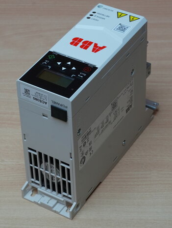 ABB 3AXD50000031863 frequentieomvormer ACS380-042C-03A3-4, 0.75 kW, 400-480 VAC