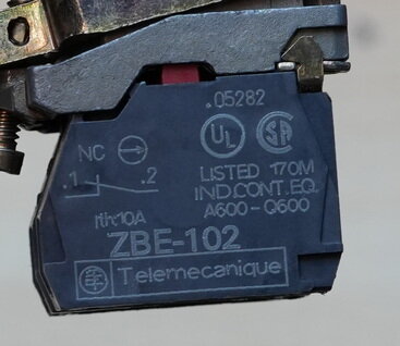Telemecanique noodstop met draaivergrendeling rood met 2x ZBE-102 contactelement