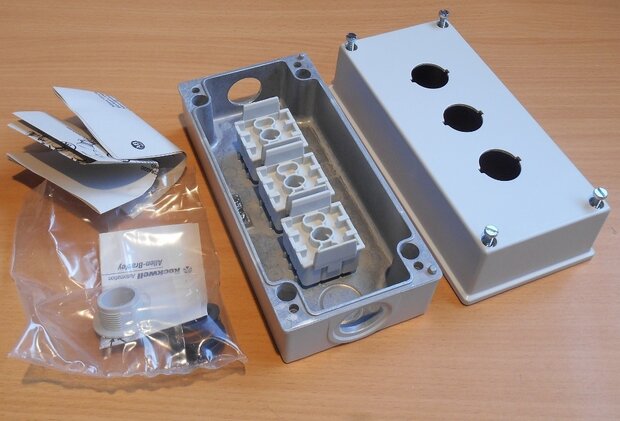 Allen Bradley 800E-3M Drukknop behuizing 3 gaten 22,5mm IP66 4x13 grijs