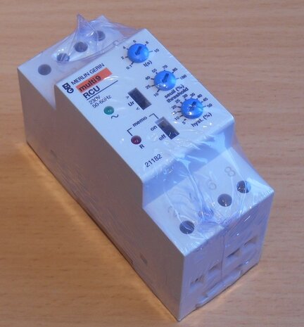 Schneider Merlin Gerin 21182 RCU voltage relay relay 230V 50-60Hz