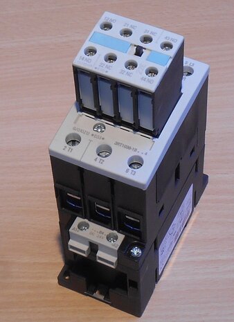 Siemens 3RT1036-1BB44 contactor 3P 24V DC 2NO+2NC